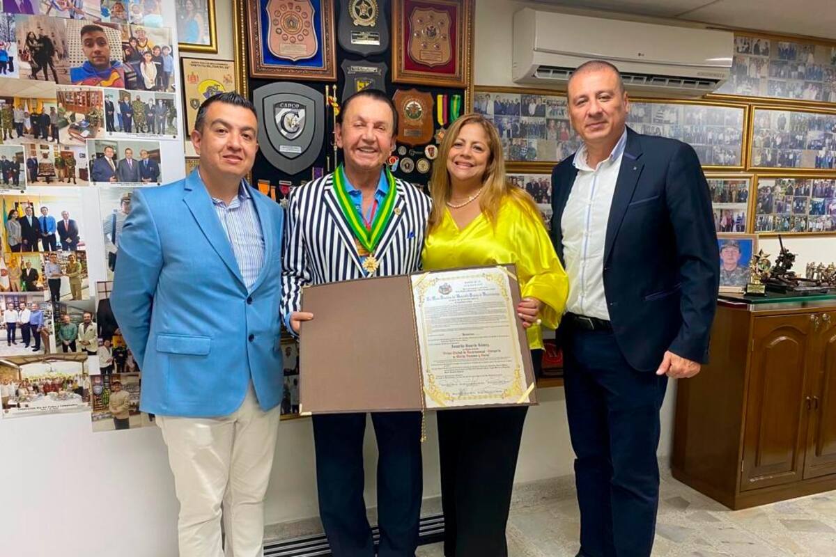 Francisco Javier González Gamboa, concejal ponente de la Proposición de Condecoración; Isnardo Guarín Gómez, presidente de Espumas Santander; Elena Segovia de Guarín y Javier Ayala Moreno, presidente del Concejo de Bucaramanga. Suministrada / VANGUARDIA