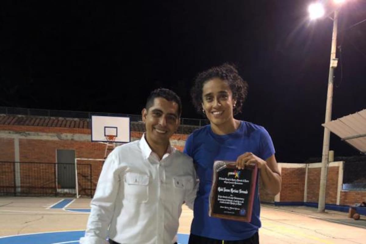 La joven socorrana visitó el municipio donde contó sobre su experiencia y crecimiento en el baloncesto. El 2018 lo señala como el mejor año de su carrera. Inició el 2019 con muchas expectativas.