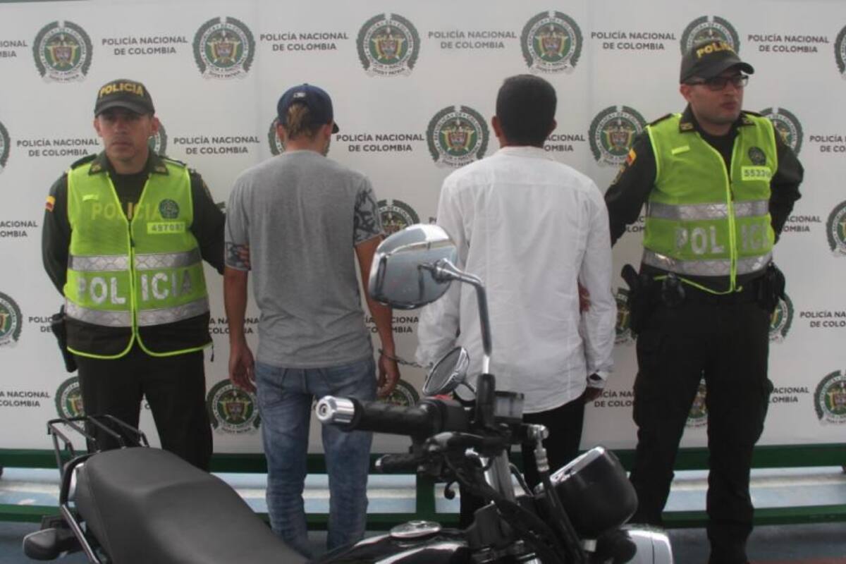 A los capturados se les acusa de robar el bolso de una ciudadana en el puente La Flora.