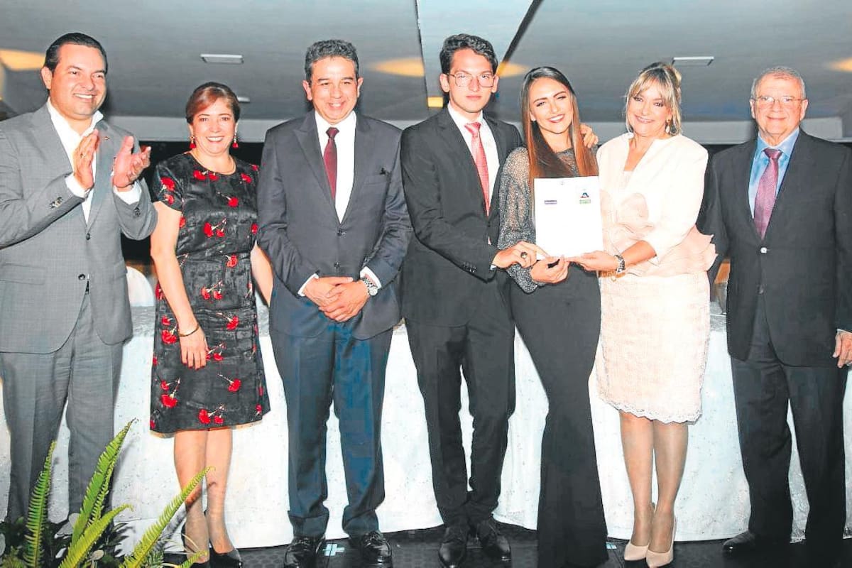 Dr. Didier Tavera Amado, Gobernador de Santander; Dra. Diana Rangel, Directora Financiera; Dr. Carlos Édgar Rodríguez, Director Nacional de Acreditación en Salud Icontec; Daniel Fernando Higuera Boo; María José Higuera Boo; Dra. Miriam Boo de Higuera, Directora General Laboratorio Higuera Escalante y Dr. Virgilio Galvis Ramírez, Presidente Organización Foscal, durante la ceremonia de entrega de la Acreditación en Salud al Laboratorio Higuera Escalante por el Icontec.