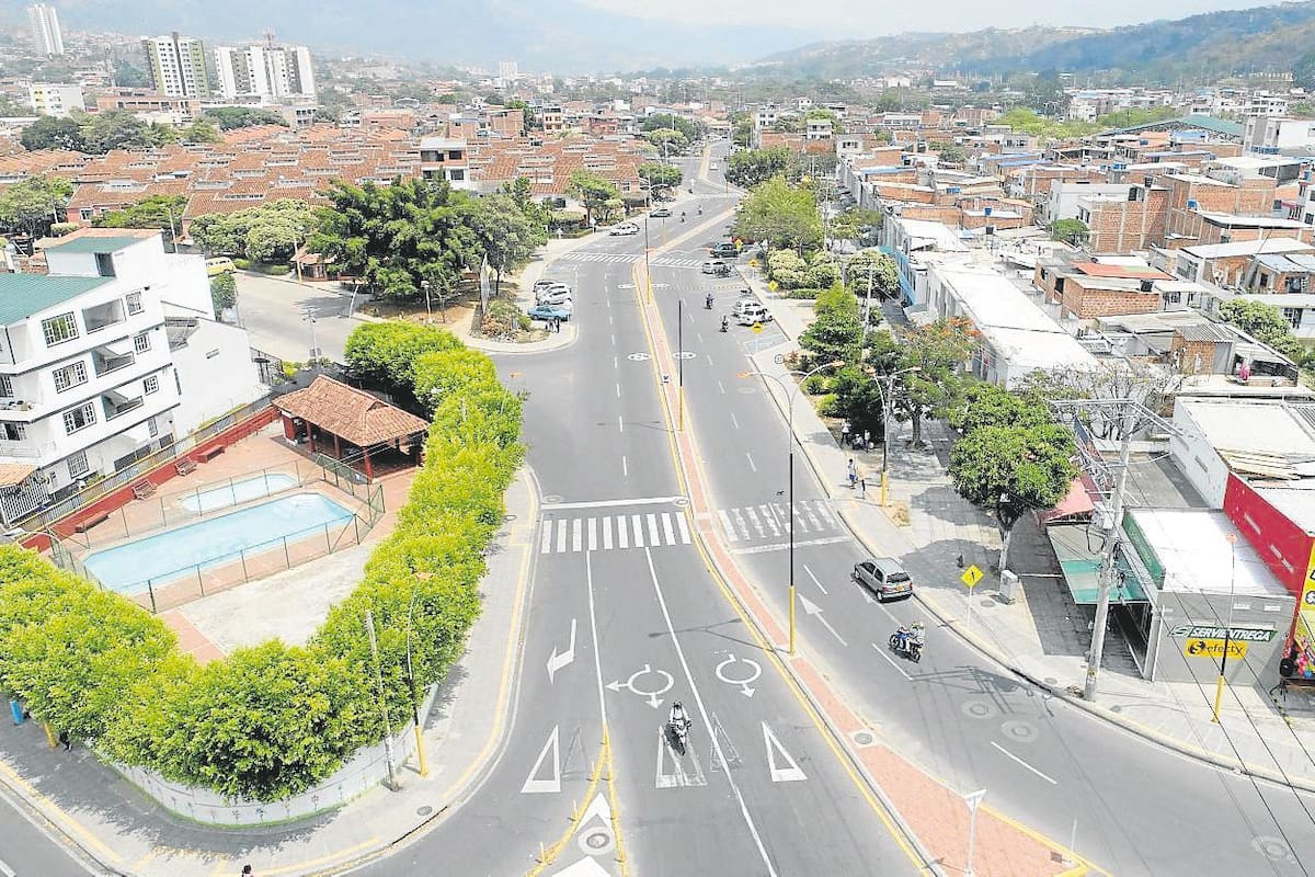 Así luce actualmente la carrera 19 en Girón. En este sector se construyó una rotonda que mejoró la movilidad hacia el sur del municipio. La obra culminó el año pasado.