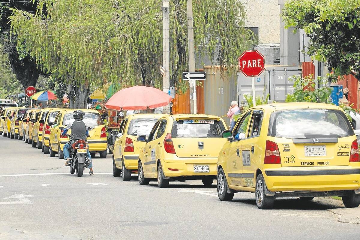 El Área Metropolitana de Bucaramanga maneja actualmente una capacidad máxima de 6.608 taxis con radio de acción metropolitano, aunque en promedio operan unos 6.500 autorizados; sin contar los taxis municipales de Piedecuesta y Girón, que ya iniciaron la unificación con la entidad. (Foto: Archivo / VANGUARDIA)