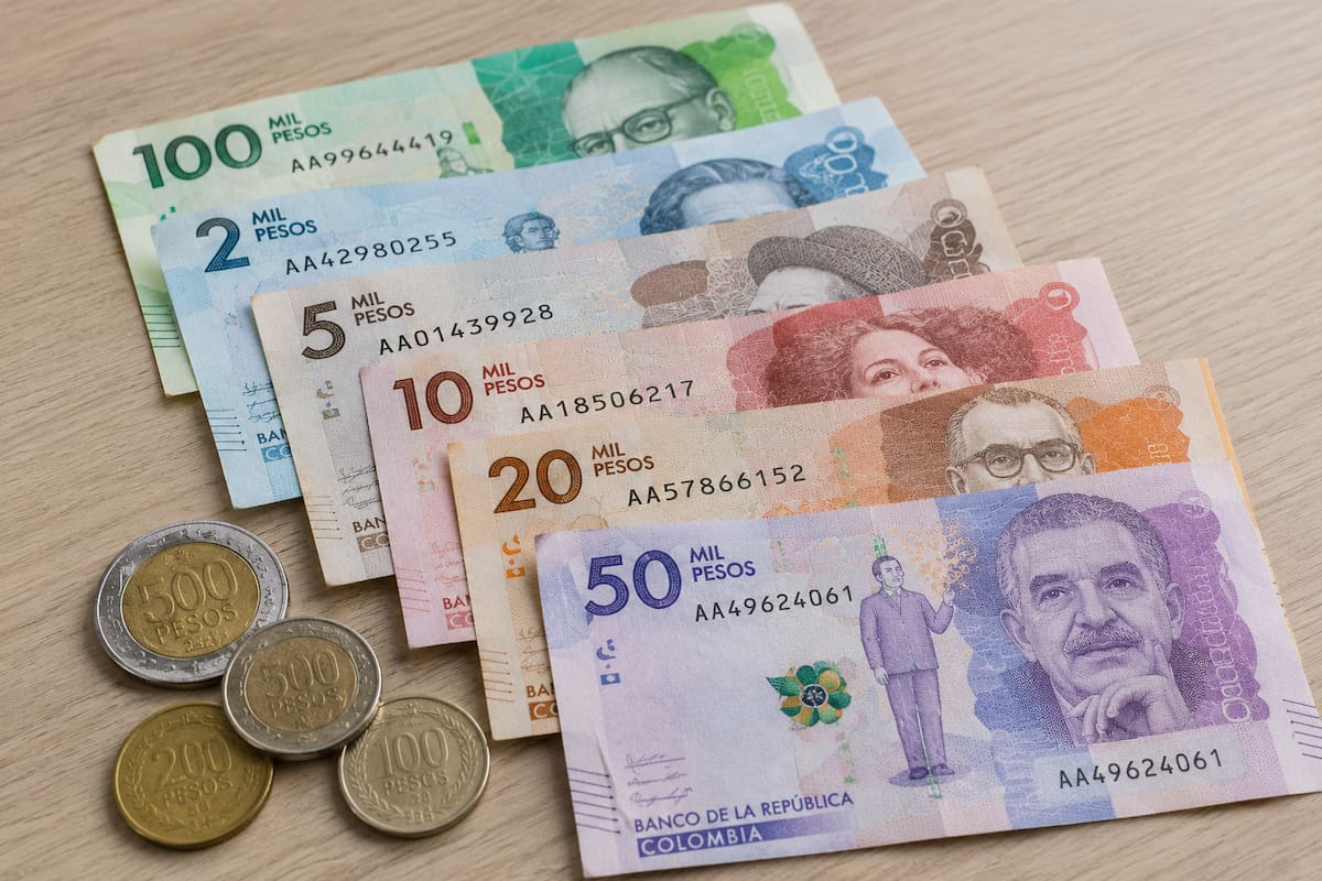 Imagen ilustrativa de billetes colombianos. // Foto: creada con inteligencia artificial (ChatGPT).