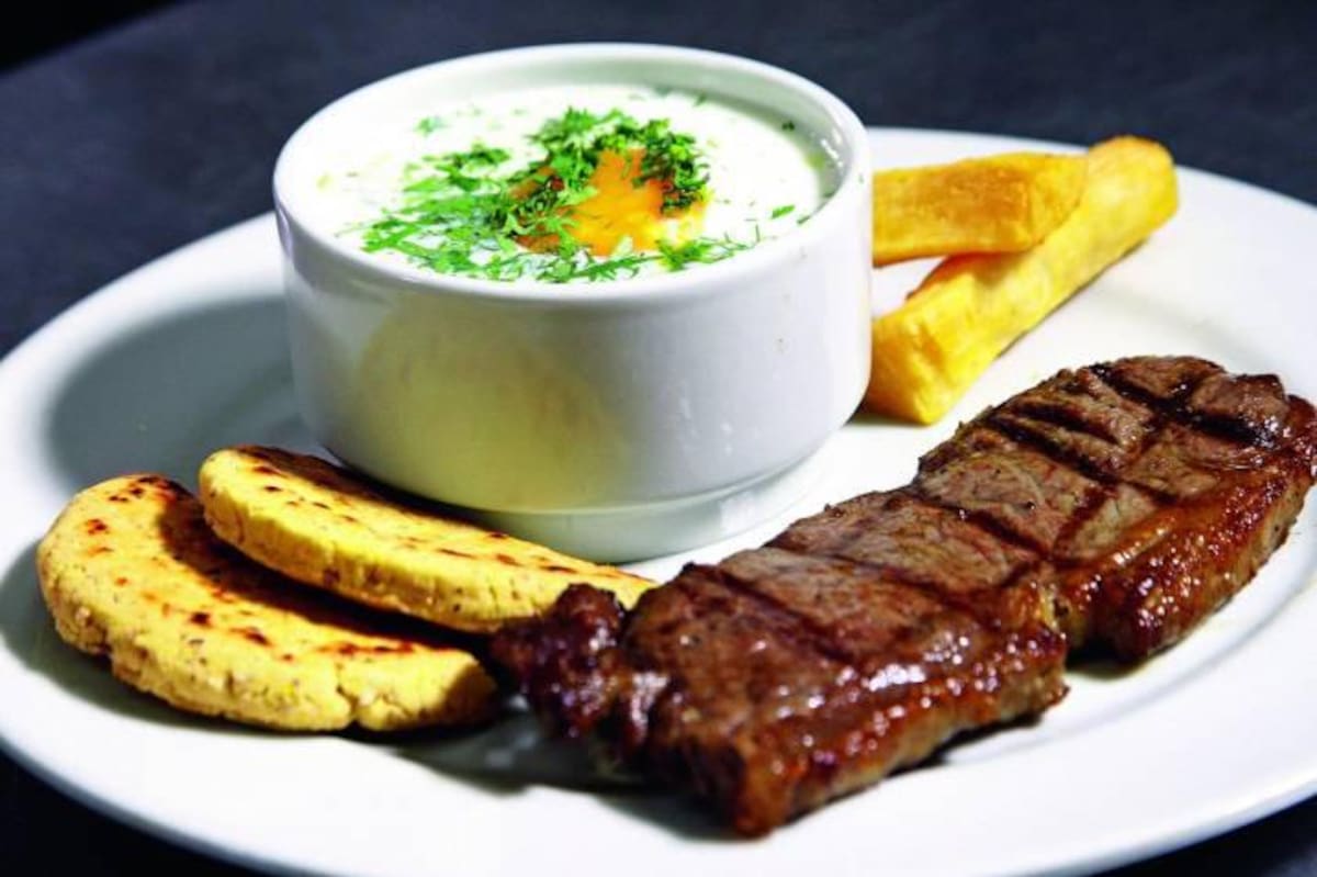 Santander es reconocido por su comida tradicional y sus desayunos reciben grandes elogios. Dígame si no se le hace agua la boca pensar en un caldito de papa acompañado de una arepa amarilla y un buen pedazo de carne.
