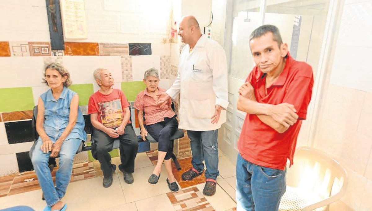 Desde hace 20 años que la Fundación Luz de Esperanza atiende abuelitos, la mayoría enfermos, sin familia y en estado de abandono. Allí, todos encuentran una nueva familia para seguir llevando sus días. Foto: Miguel Vergel / VANGUARDIA
