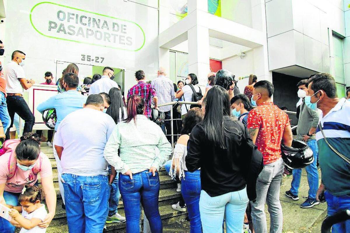 Desde finales de 2021 se reportan aglomeraciones en las afueras de dicha oficina. La incertidumbre y la impotencia embargan a los usuarios que no han podido agendar su cita en la plataforma. (Fotos: Diego Carvajal - Suministrdas / VANGUARDIA