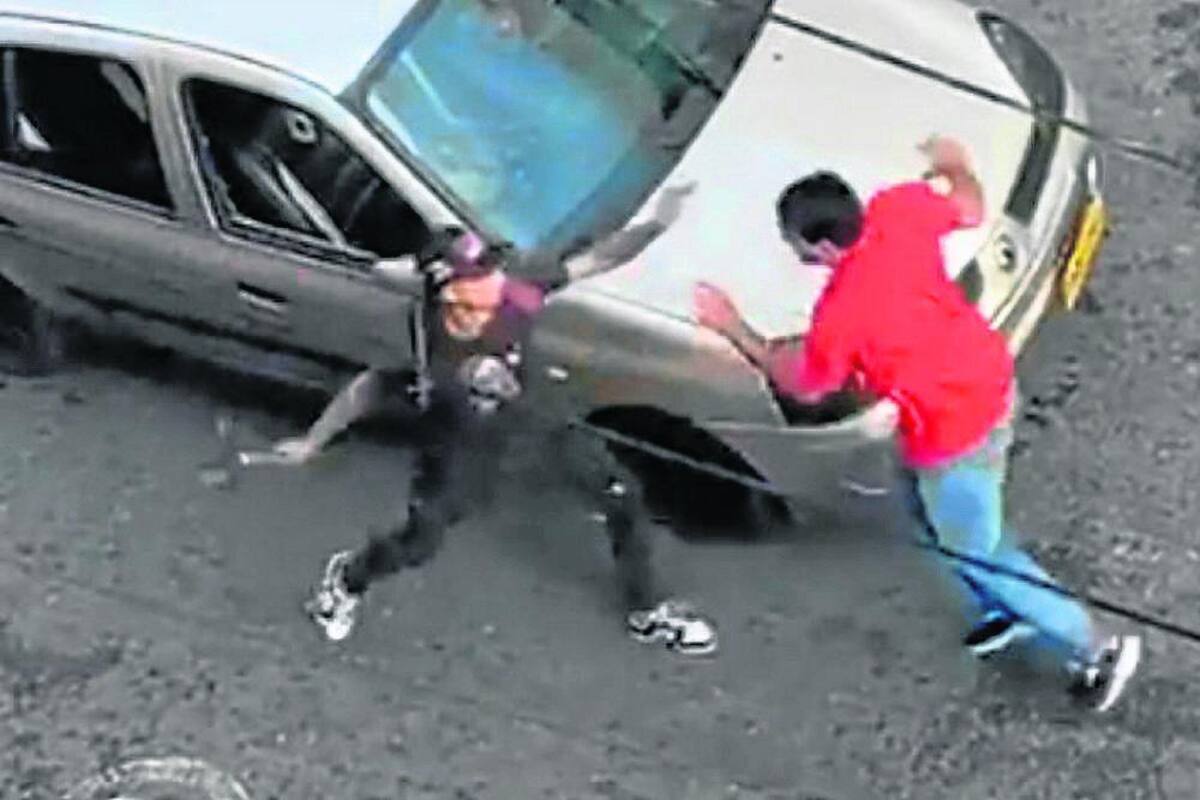 Esta es la captura de pantalla del video en el que quedó registrada una tremenda ‘batalla campal’ entre varios ‘limpiavidrios’ y un conductor en Bucaramanga.