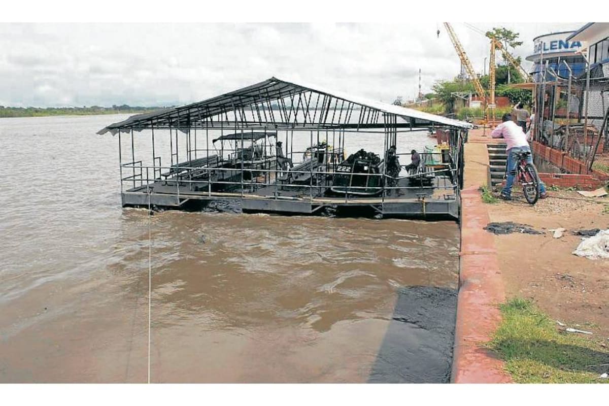 En el sector de la Terminal Fluvial Yuma un patrullero de la Policía que estaba de turno reportó a un hombre flotando en el río Magdalena, con características similares a las de un señor de 74 años que desapareció desde ayer en la madrugada. (Foto: Edgar Pernett/VANGUARDIA LIBERAL)