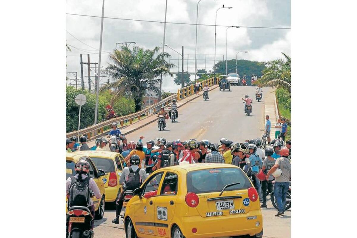 Mototaxistas se movilizaron ayer por las principales vías de Barrancabermeja para protestar y se concentraron en inmediaciones de la Alcaldía Municipal. (Foto: Edgar Pernett/VANGUARDIA LIBERAL)