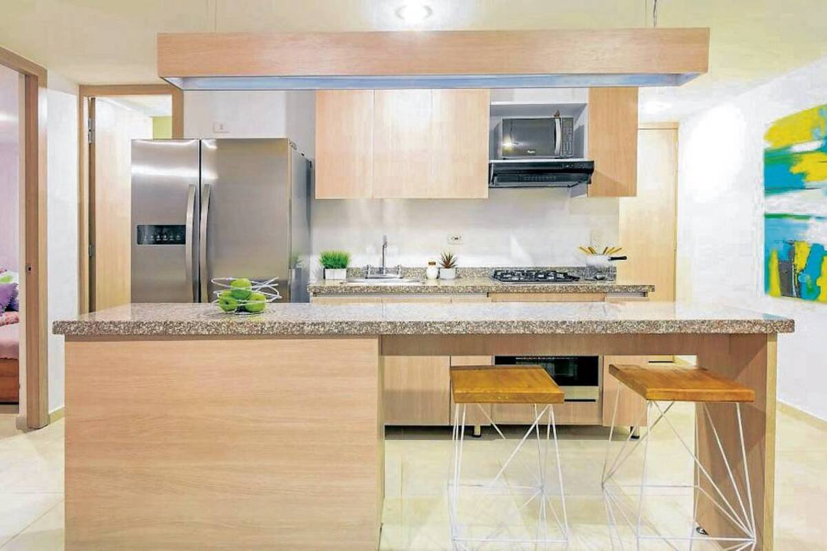 Una cocina con excelentes espacios de almacenamiento y multifuncional para que sea comedor de barra o mesa de trabajo, permita integrar una reunión dentro del apartamento. (Foto: Suministrada Domus)
