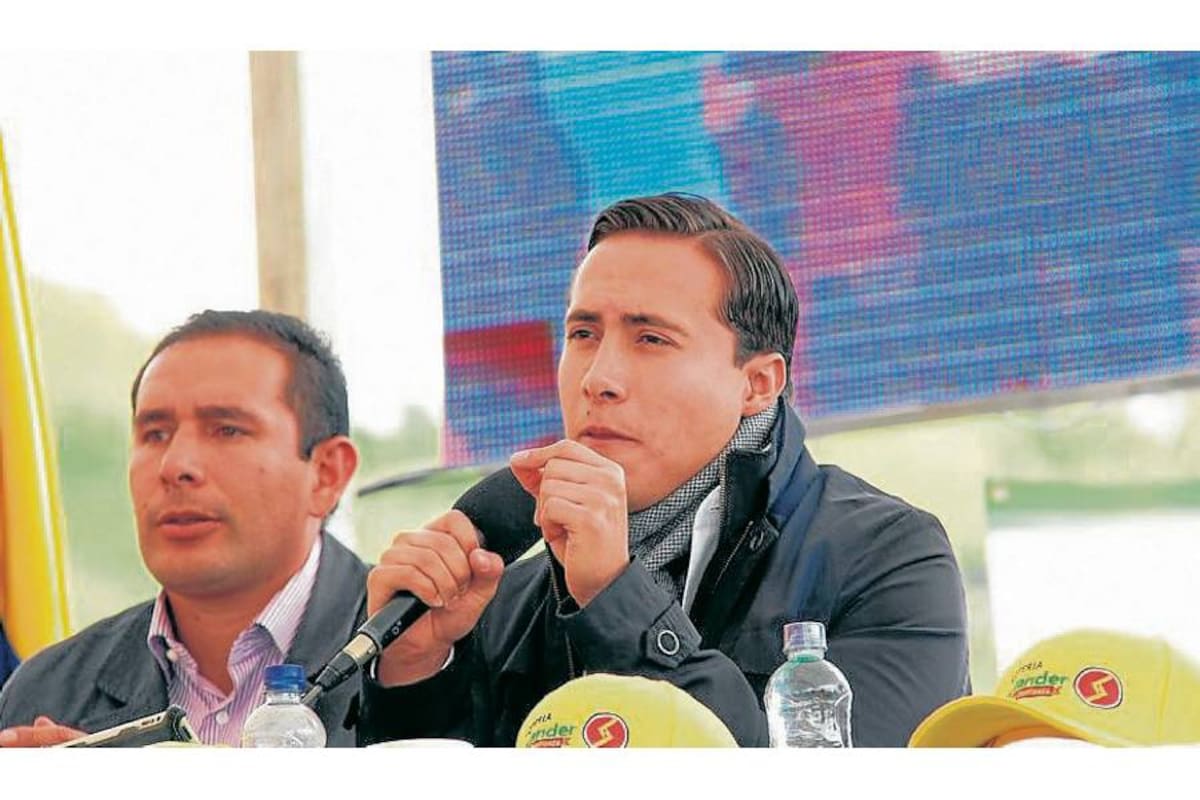 El gobernador se comprometió con las comunidades de diversos municipios de la provincia de Vélez, durante su recorrido el pasado fin de semana. (Foto: Suministrada/VANGUARDIA LIBERAL)