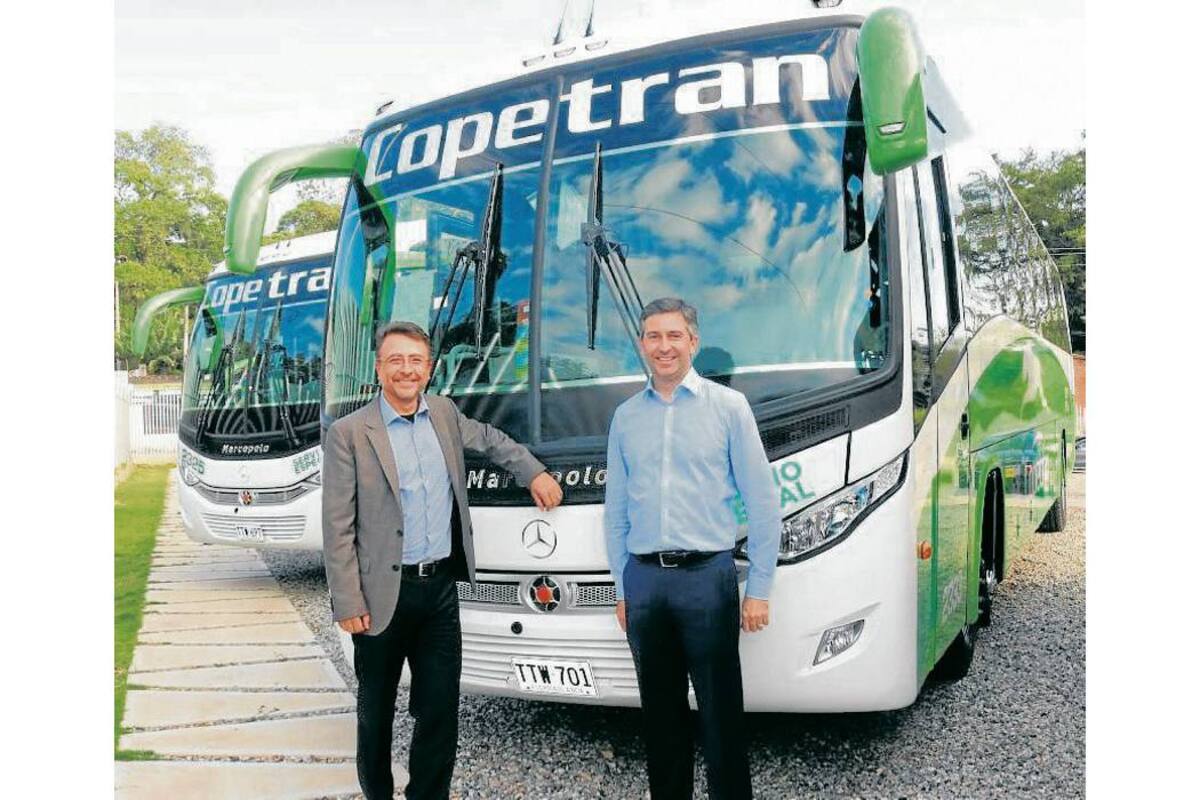 Jaime Cohen, presidente de Daimler Colombia y Alberto Erandi, director de Buses Mercedes - Benz. (Foto: Fabián Hernández / VANGUARDIA LIBERAL)