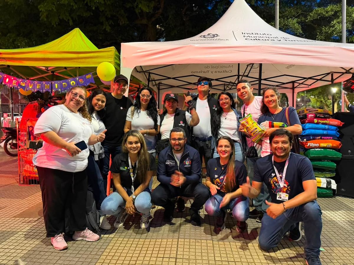 El alcalde de Bucaramanga, Cristian Fernando Portilla Pérez, aparece aquí junto al equipo del IMCT y la Emisora La Cultural 100.7 FM