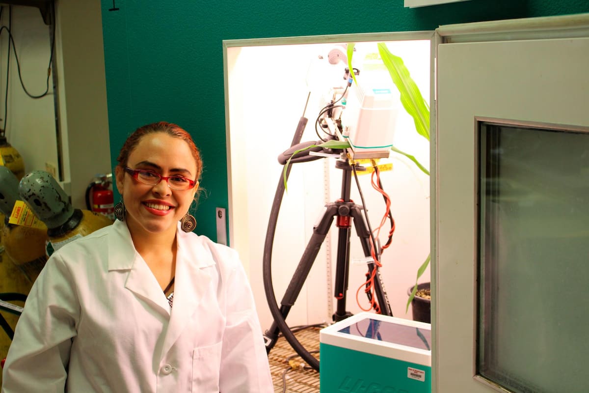 Erika es bióloga: su investigación se remite a las plantas. Dentro del laboratorio, las ve crecer, observa sus cambios y saca sus conclusiones. Foto suministrada/VANGUARDIA