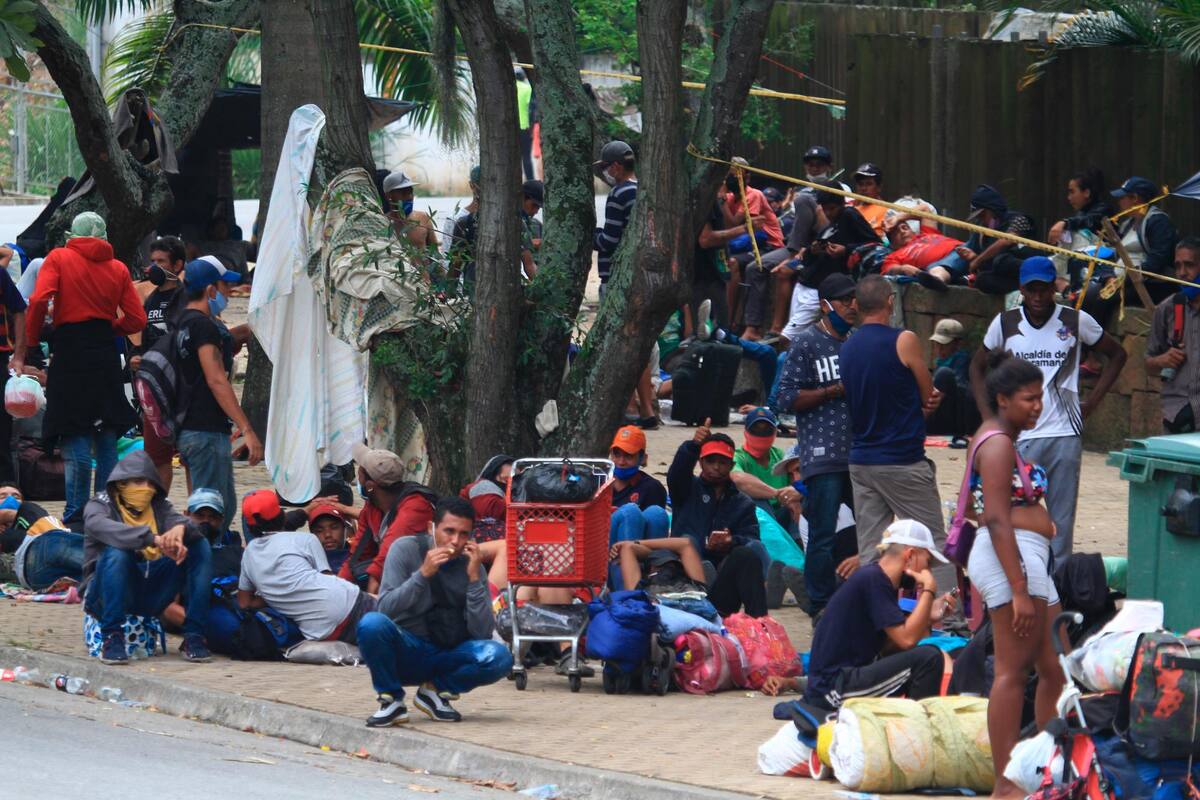 Cerca de 300 migrantes pernoctan en el Parque del Agua, en Bucaramanga. El Gobierno Municipal informó que ya inició gestiones para hacer el traslado voluntario de estos cientos de extranjeros, que buscan regresar a su país de origen. (Fotos: Jaime Moreno / VANGUARDIA)