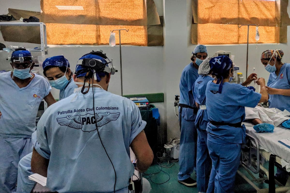La Patrulla Aérea Civil Colombiana permite que la población más pobre y vulnerable reciba desde gafas, medicamentos y suplementos alimenticios hasta atención ambulatoria de mayor complejidad. (Foto: Suministrada / VANGUARDIA)