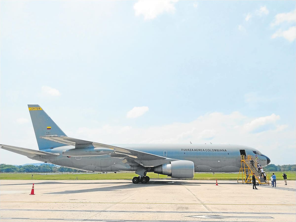 En operaciones militares, cuando los aviones se encuentran lejos de su base y se están quedando sin combustible, hay otros aviones que tienen la misión de abastecerlos. El procedimiento, aunque se supone de rutina, nunca deja de ser para los militares una maniobra arriesgada e impresionante.