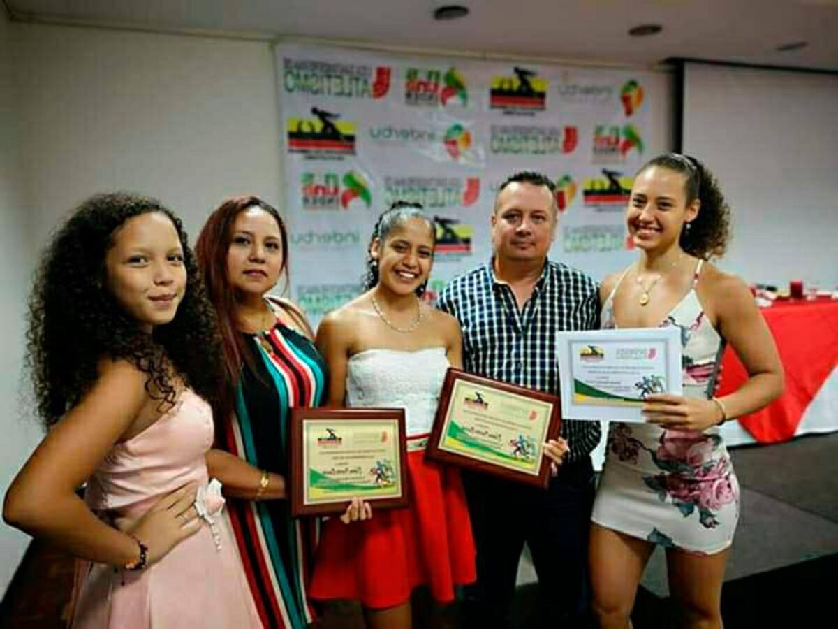 Eliana en compañía de su familia: su hermana Sheila, su mamá Sandra, su papá Wilson y su hermana Karen, estrella de la jabalina. Suministrada / VANGUARDIA