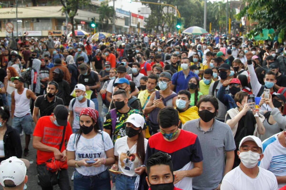 Este lunes se registró el séptimo día consecutivo de protestas en Bucaramanga y su área. Además de la marcha desarrollada por la carrera 33 en la capital santandereana, ayer también hubo movilizaciones en Piedecuesta y Girón. En el parque San Pío de la capital santandereana ayer se hizo una ‘velatón’ para reclamar paz y garantías para la protesta.