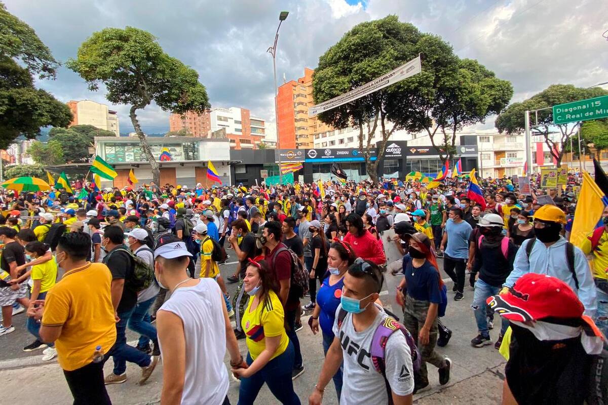 La marcha que se registró en la tarde de ayer estuvo conformada mayormente por jóvenes. Esta movilización terminó en una fuerte confrontación con la Policía en las afueras de la sede principal de la UIS. (Fotos: Jaime Moreno / VANGUARDIA)