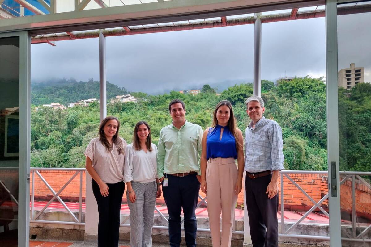 Angélica Moreno y Johanna Valencia, integrantes del Departamento de Relaciones Institucionales y Sostenibilidad; Juan Felipe Rojas, gerente de Gasoriente-VANTI; Johanna Cárdenas Acevedo, directora del BMCV, y Juan Pablo Rueda, coordinador de Desarrollo Empresarial de Prosantander. (Suministrada / VANGUARDIA)