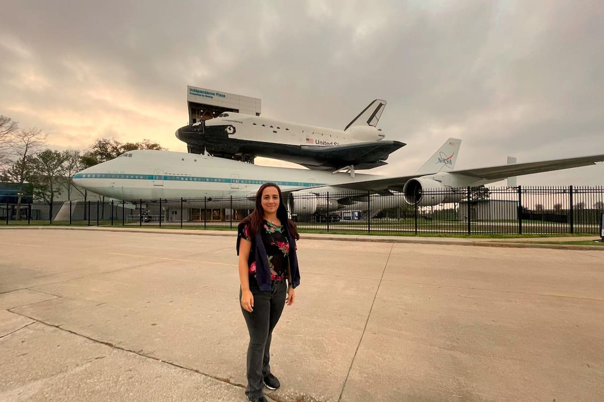 La Dra. Carolina Londoño Peláez representa al país en el entrenamiento de 20 días al que asisten representantes de universidades de Ecuador, Perú, Puerto Rico y República Dominicana en el Centro Espacial Houston de la Nasa.