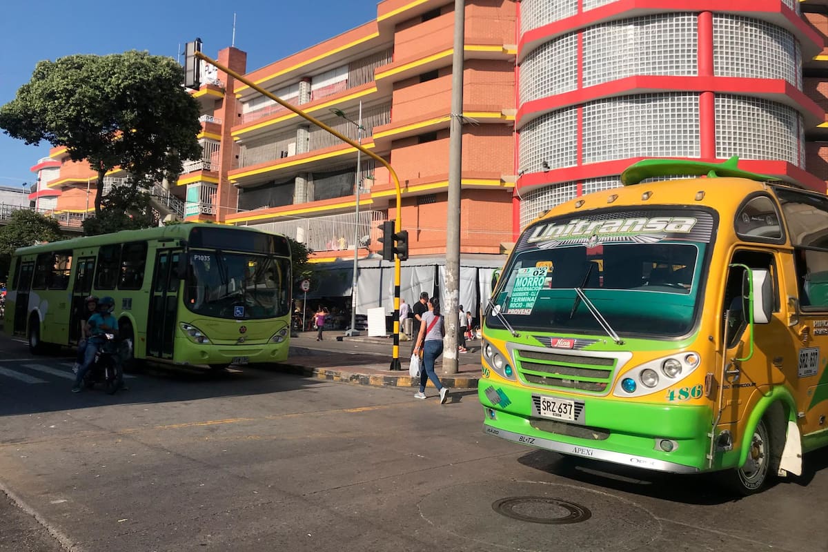 Las autoridades iniciaron un estudio técnico para mejorar la prestación del transporte público de pasajeros en la ciudad. Una de las propuesta que toma fuerza es que Metrolínea y los buses convencionales se unan de nuevo para el servicio. (Foto: Jaime Del Río / VANGUARDIA)