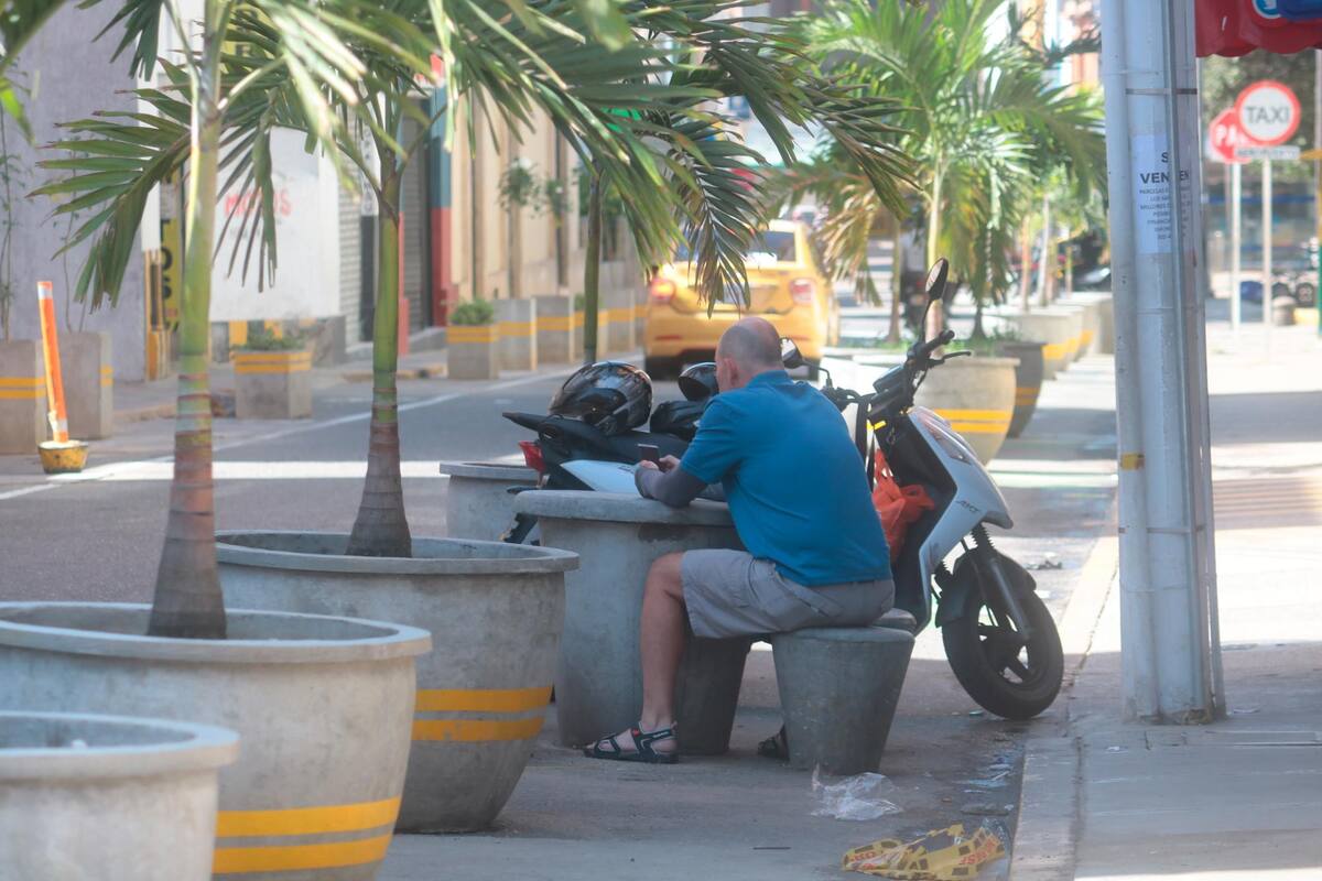 A pesar de que muchos ciudadanos disfrutan de estos espacios, aún existe el parqueo indebido y la invasión del urbanismo táctico con automotores. (Jaime Del Río / VANGUARDIA)