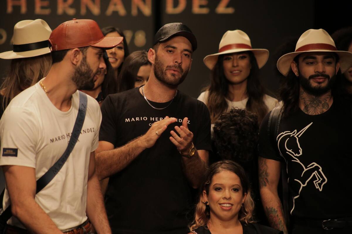 Lorenzo Hernández, hijo de Mario Hernández y director creativo de la marca, fue quien acompañó el desfile de las prendas que fueron modeladas en la noche de este jueves.