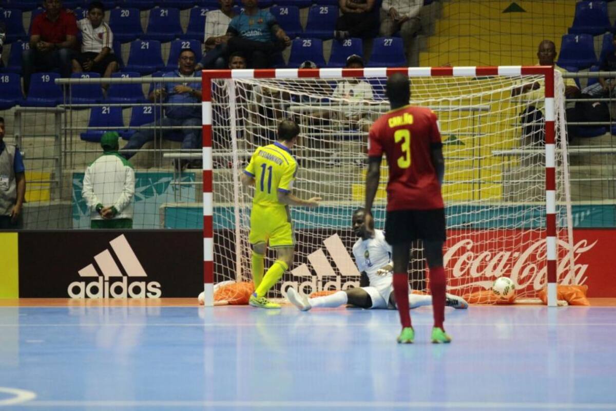 Ucrania venció 3-2 a Mozambique en el Mundial de Futsal en Bucaramanga (Foto: Fabián Hernández/Vanguardia Liberal)