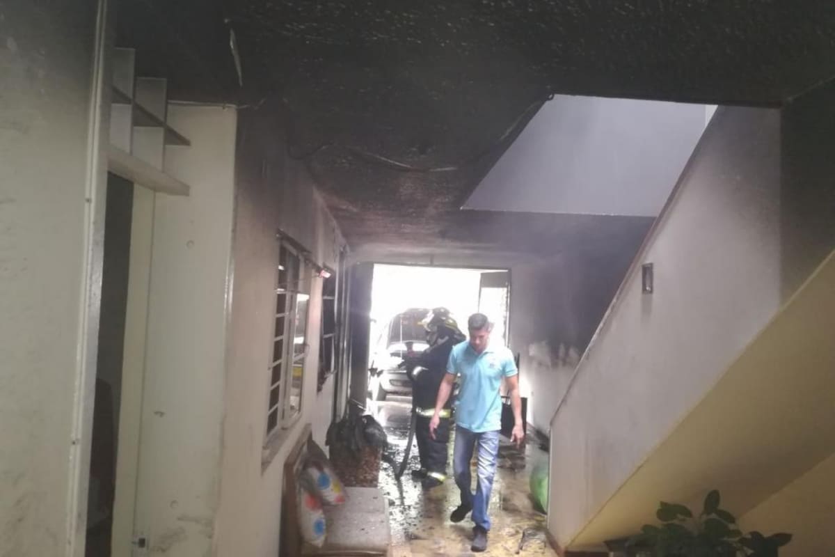 Se incendió vivienda mientras sus residentes asistían a una misa en Bucaramanga (Foto: Suministrada /VANGUARDIA LIBERAL)
