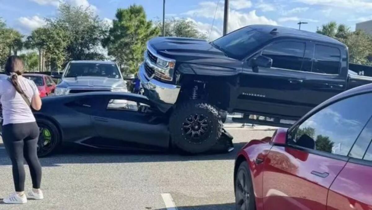 Choque de titanes en la Florida: Una Silverado sobre un lujoso Lamborghini.