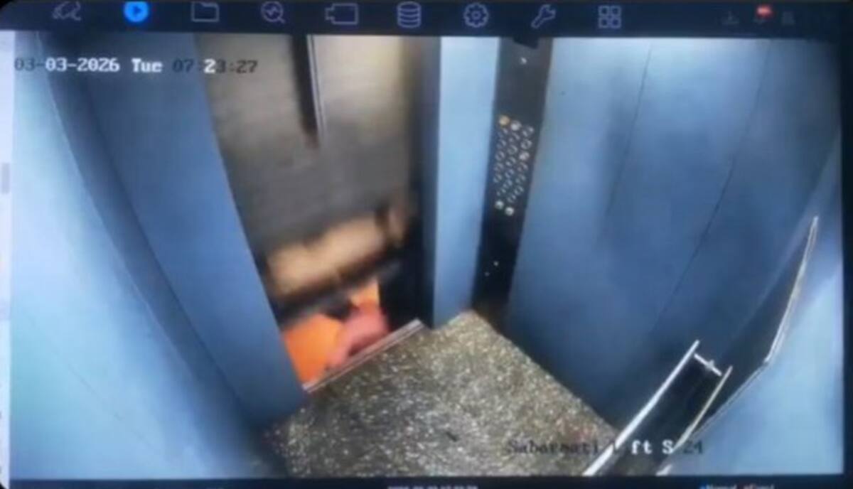 ¿Se salvó de la muerte? Camara de seguridad capta el momento en que un hombre evito ser aplastado por un ascensor en la India.