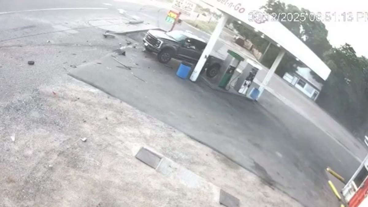 Un hombre estuvo a punto de ser atropellado mientras limpiaba su parabrisas en una gasolinera.