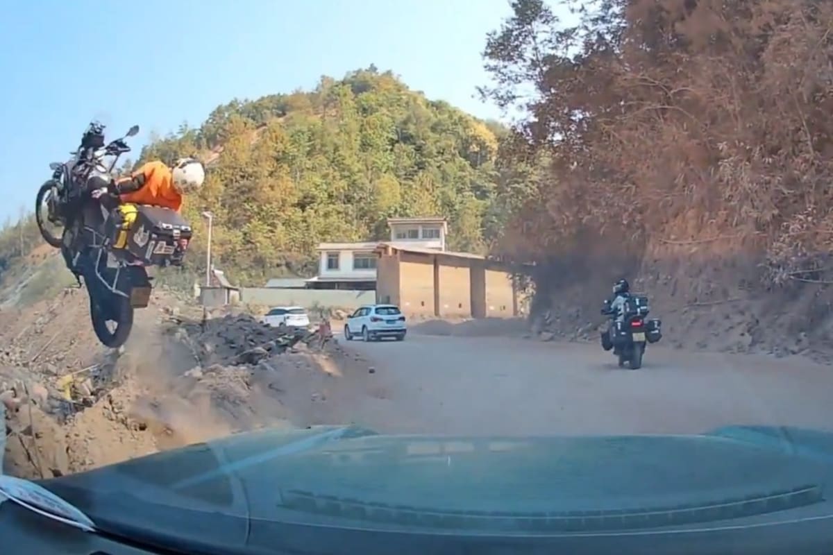 "Sobreviví": Una conductora de moto cae por un barranco en una zona de obras y sale por su propio pie.