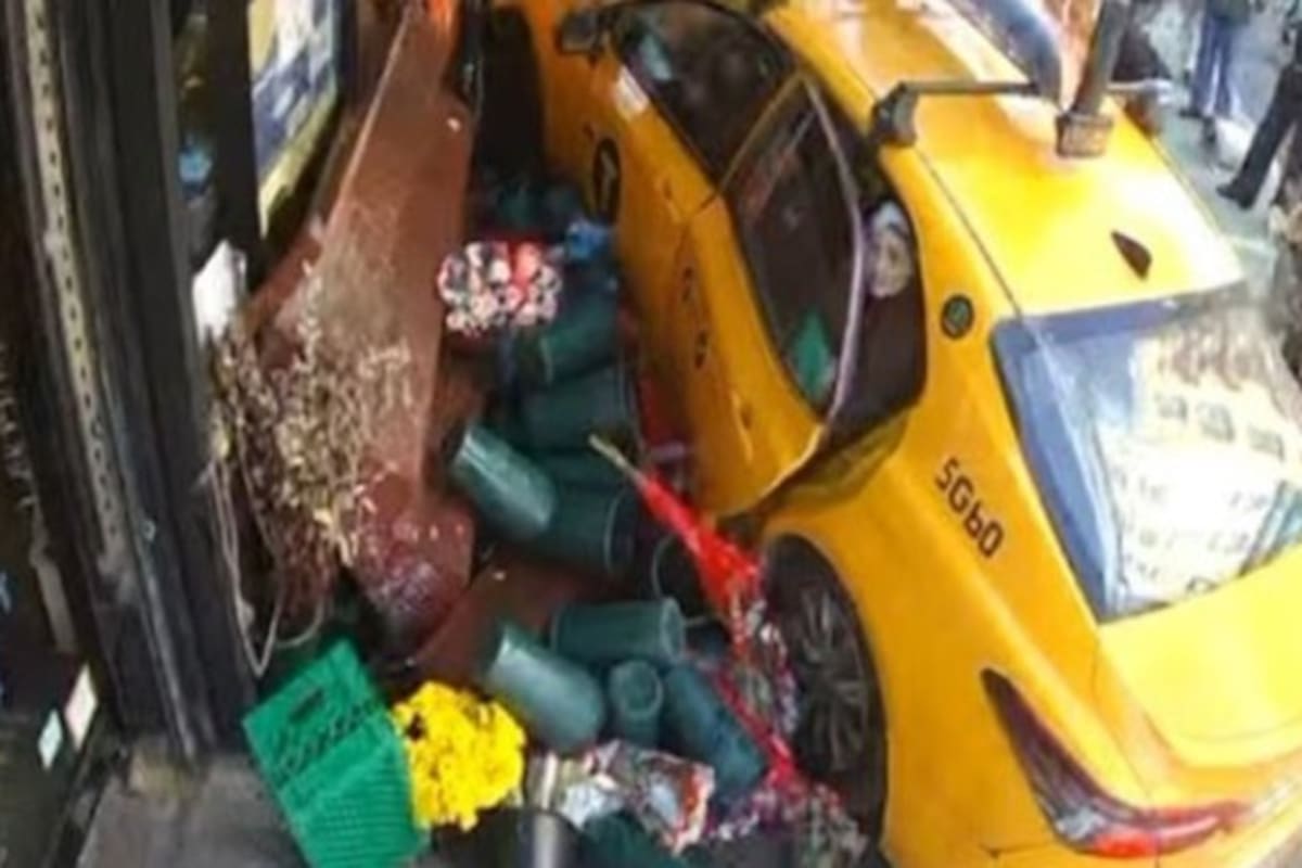 En Nueva York, un taxi perdió el control y se estrelló contra una tienda, atropellando a dos mujeres. Pese a lo impresionante del choque, ambas sobrevivieron.