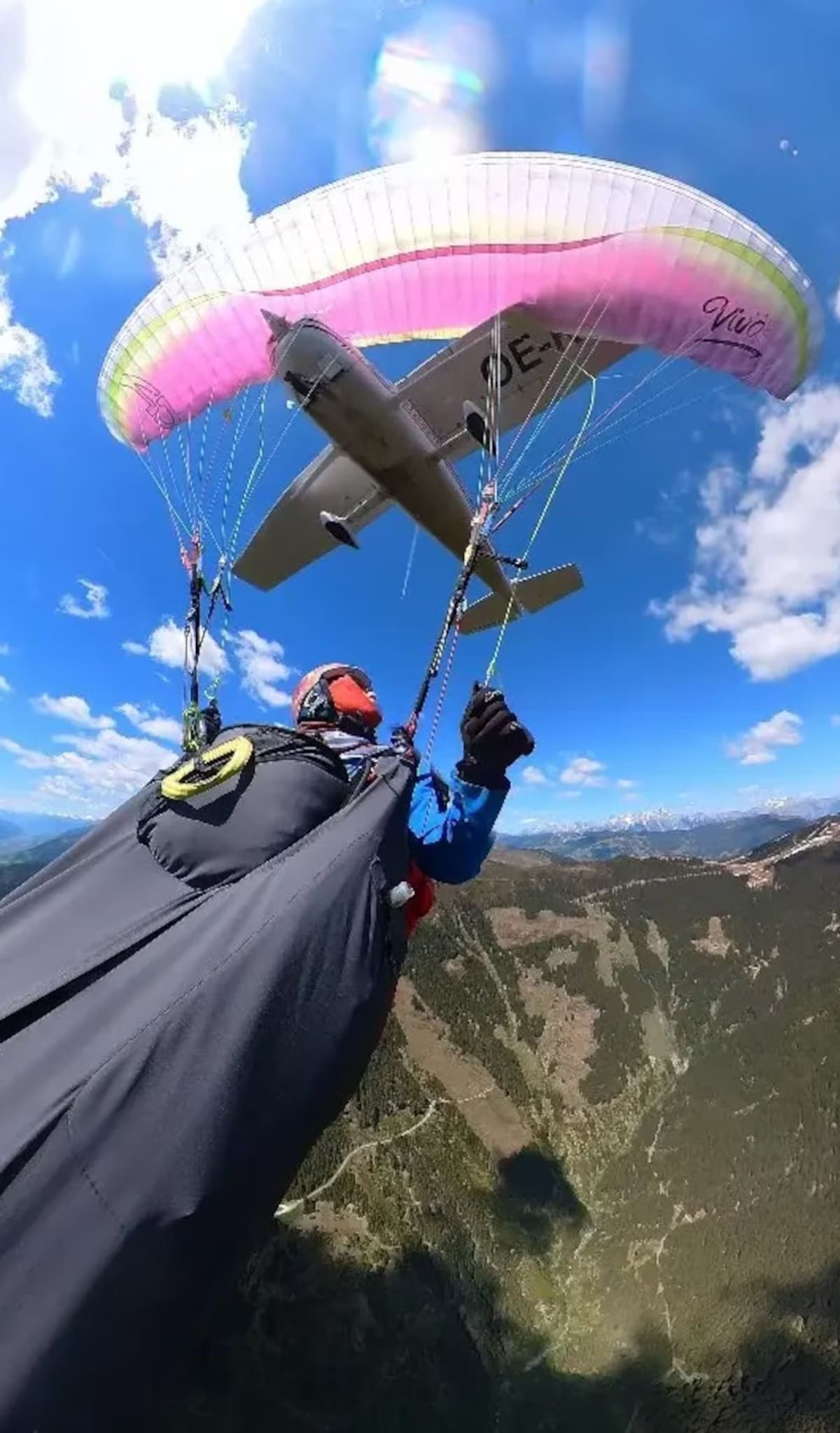 Una parapentista sobrevivió tras el choque de una avioneta que atravesó su vela en pleno vuelo sobre los Alpes austríacos.