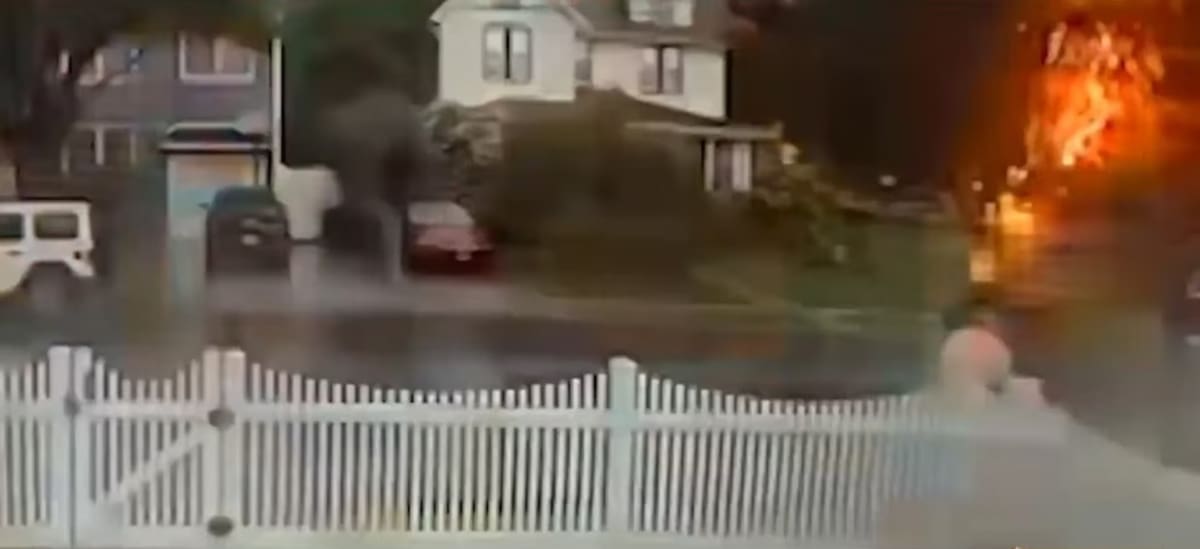 Impactante video: fue alcanzado por un rayo en la calle y siguió caminando como si nada.