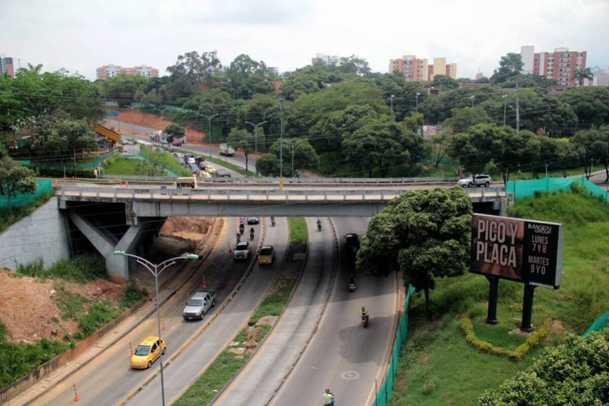Según el contratista, primero se desmontará el costado norte del puente y se quitarán cuatro de las 12 vigas del paso elevado. Las ocho que quedarán soportarán el tráfico que habrá por el costado sur. (Foto: Archivo / VANGUARDIA LIBERAL)