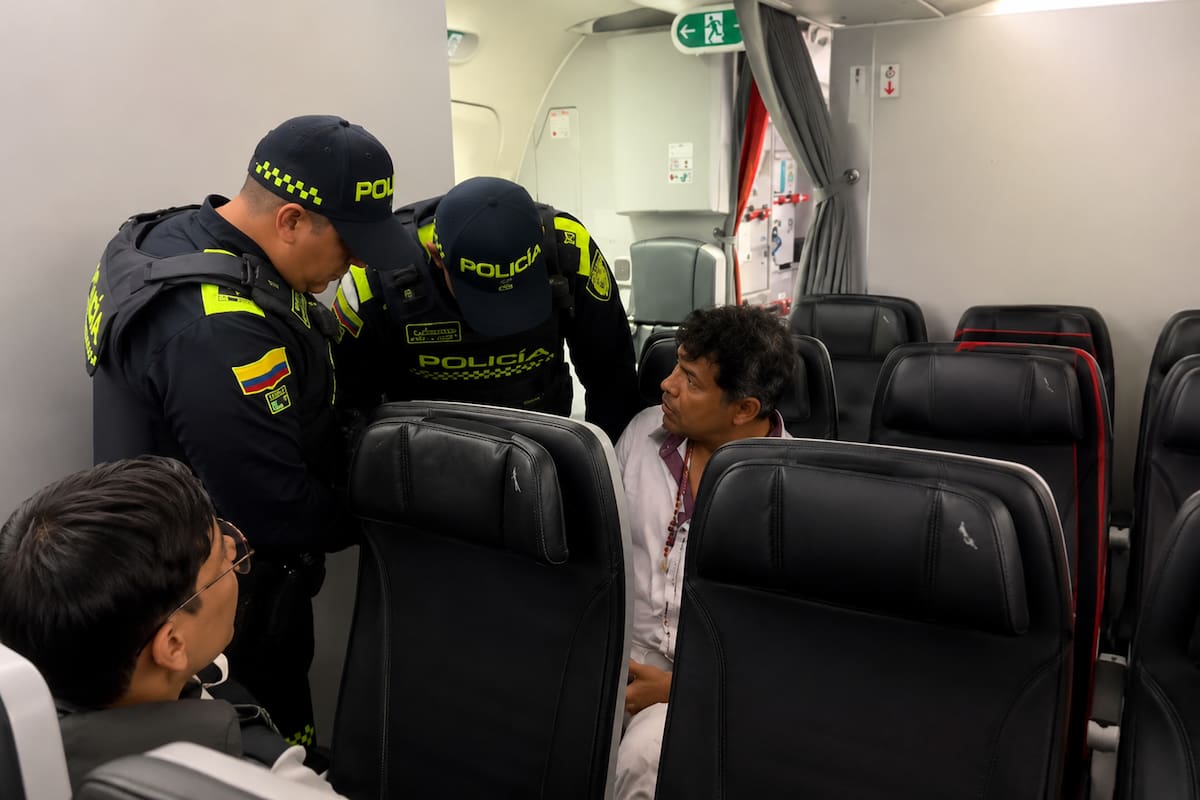 Avianca denunció a pasajero que agredió sexualmente a una mujer en un vuelo de Bogotá-Madrid. Foto: Capturas de pantalla de los video de los pasajeros.