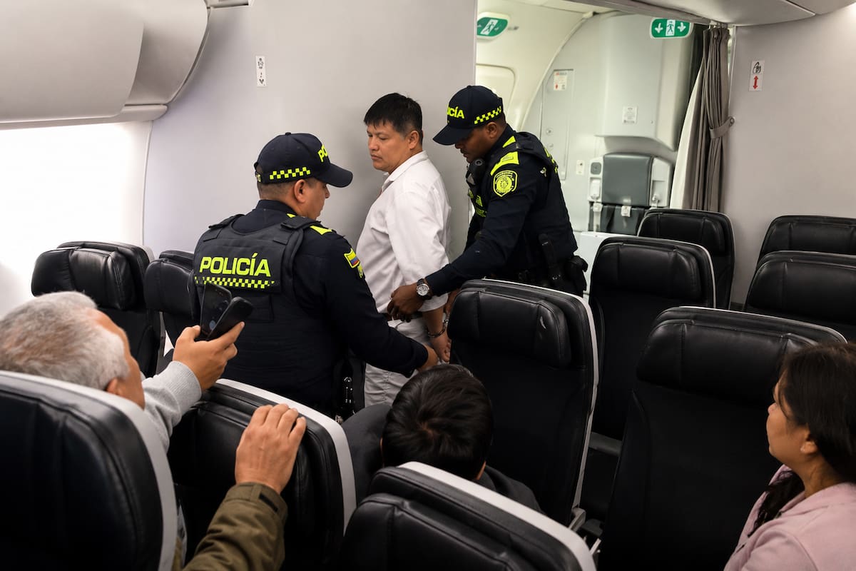 Avianca denunció a pasajero que agredió sexualmente a una mujer en un vuelo de Bogotá-Madrid. Foto: Capturas de pantalla de los video de los pasajeros.
