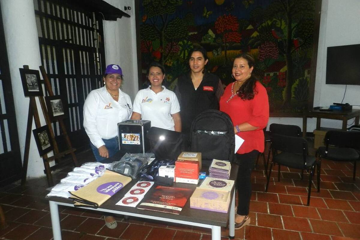 Diana Milena Jaimes, gestora social del municipio fue la persona a cargo de recibir estas dotaciones para las dos bibliotecas de la región y hace a un llamado a todos los sangileños para que puedan disfrutar de estos nuevos implementos. (Foto: Ana Rojas /VANGUARDIA LIBERAL)