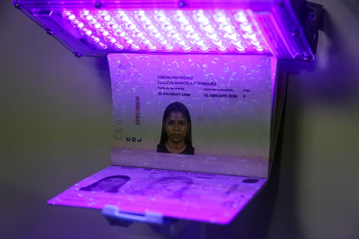 Bogotá. Abril 01 de 2026.La gerente general de la Imprenta Nacional, Viviana León, junto a la secretaria General de la Cancillería, Elvira Sanabria presentaron el nuevo modelo de pasaportes con diseños renovados, mayor seguridad, lectura mecánica y microchip. Los documentos incorporan elementos de la cultura del país.(Colprensa - Catalina Olaya)