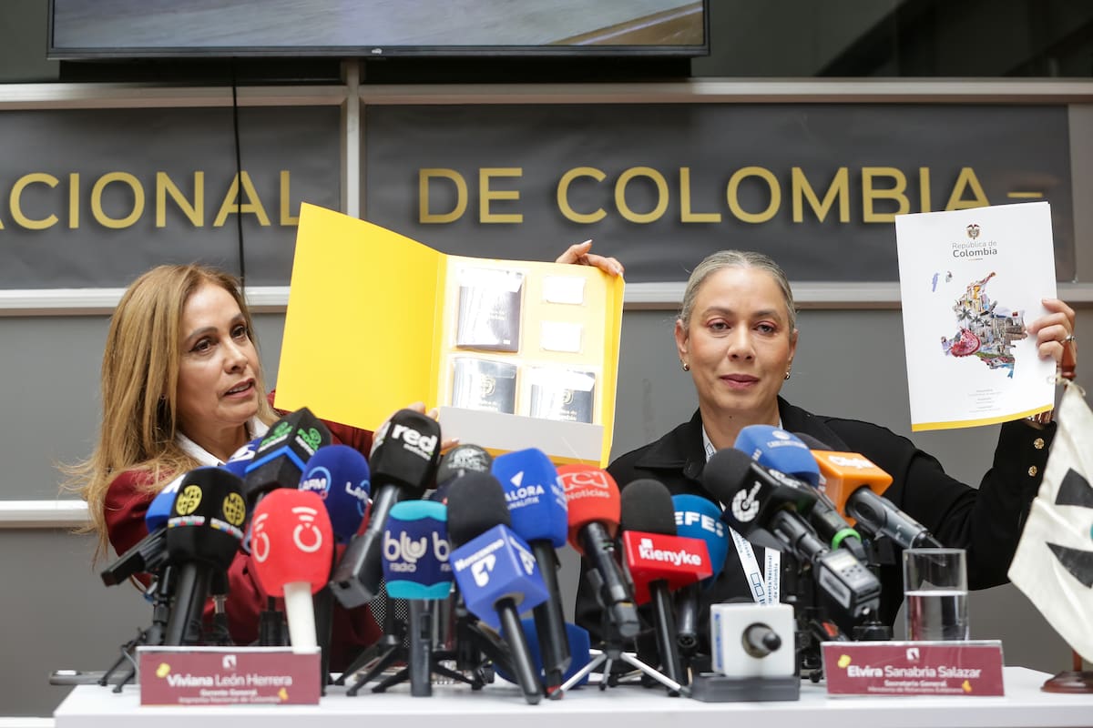 Bogotá. Abril 01 de 2026.La gerente general de la Imprenta Nacional, Viviana León, junto a la secretaria General de la Cancillería, Elvira Sanabria presentaron el nuevo modelo de pasaportes con diseños renovados, mayor seguridad, lectura mecánica y microchip. Los documentos incorporan elementos de la cultura del país.(Colprensa - Catalina Olaya)
