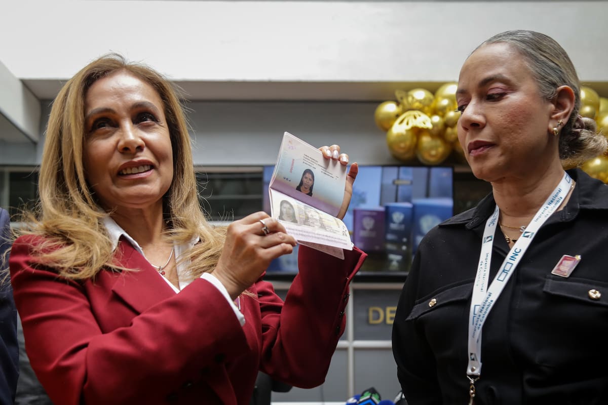 Bogotá. Abril 01 de 2026.La gerente general de la Imprenta Nacional, Viviana León, junto a la secretaria General de la Cancillería, Elvira Sanabria presentaron el nuevo modelo de pasaportes con diseños renovados, mayor seguridad, lectura mecánica y microchip. Los documentos incorporan elementos de la cultura del país.(Colprensa - Catalina Olaya)