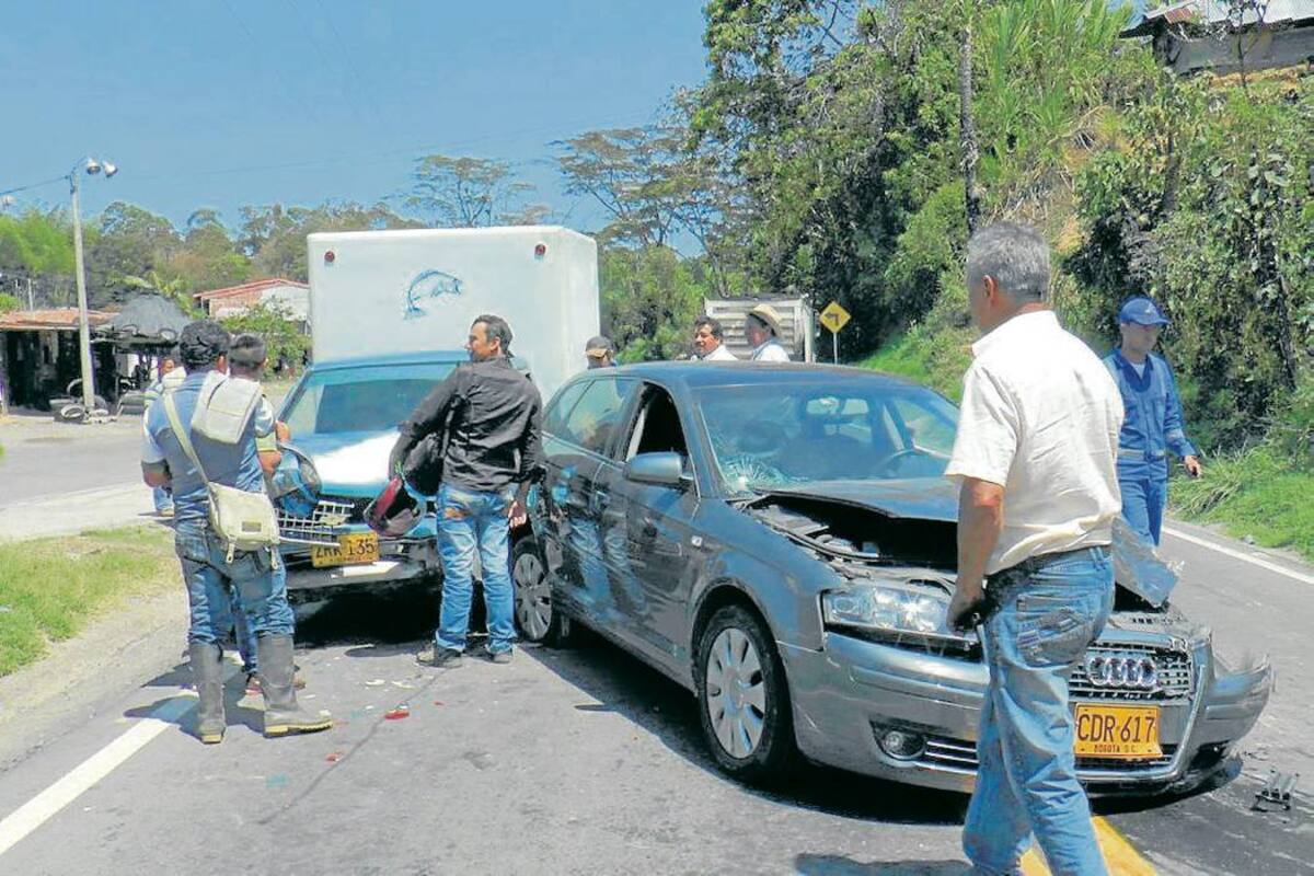Tres vehículos resultaron averiados como resultado de una colisión que se registró a la entrada del municipio de Oiba, ocurrido ayer en horas de la mañana. Afortunadamente no hubo heridos . (Foto: Suministrada/VANGUARDIA LIBERAL)