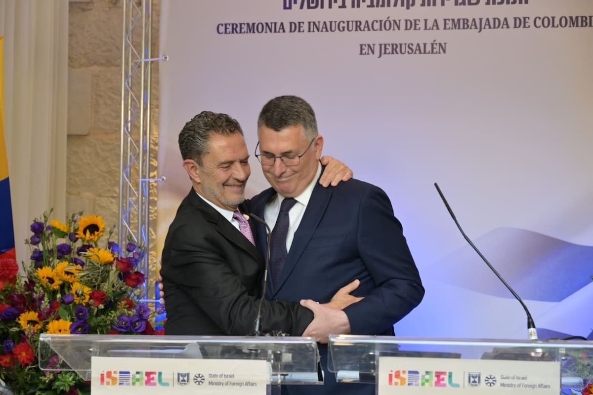 JERUSALÉN, 14/10/2026.- Los ministros de Exteriores de Israel, Gideon Sa'ar (d), y de Colombia, Omar Bula Escobar, durante la inauguración este miércoles la embajada del país americano en Jerusalén, 46 años después de sacarla de la ciudad, como parte del giro que se está produciendo en Latinoamérica con los triunfos de candidatos conservadores en varios países. EFE/ Ministerio de Asuntos Exteriores de Israel - SOLO USO EDITORIAL/SOLO DISPONIBLE PARA ILUSTRAR LA NOTICIA QUE ACOMPAÑA (CRÉDITO OBLIGATORIO) -