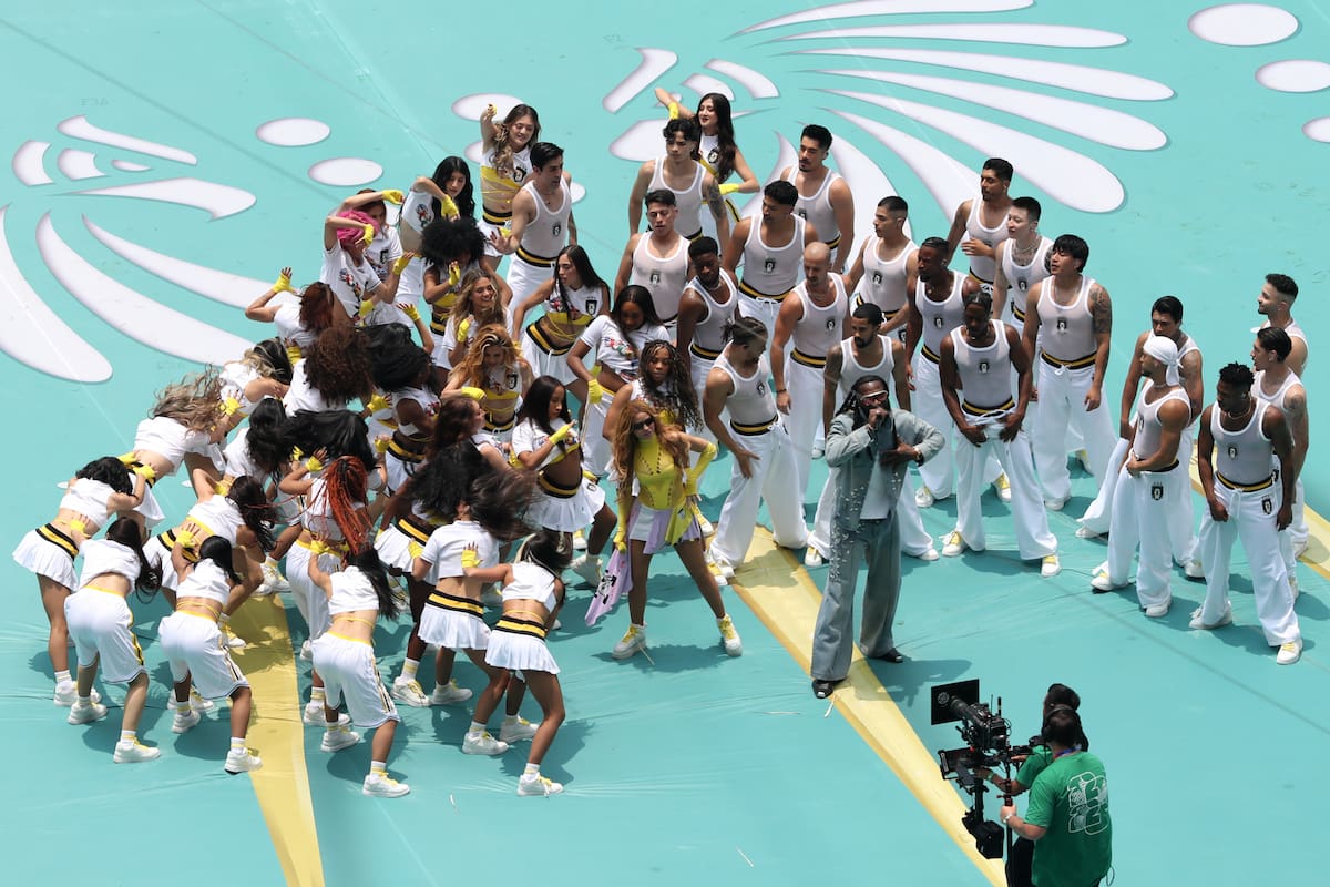 GR4289. CIUDAD DE MÉXICO (MÉXICO), 11/06/2026.- La cantante colombiana Shakira y el nigeriano Burna Boy se presentan este jueves, en la inauguración del Mundial de la FIFA 2026 en el estadio Ciudad de México (México). EFE/ Mario Guzmán