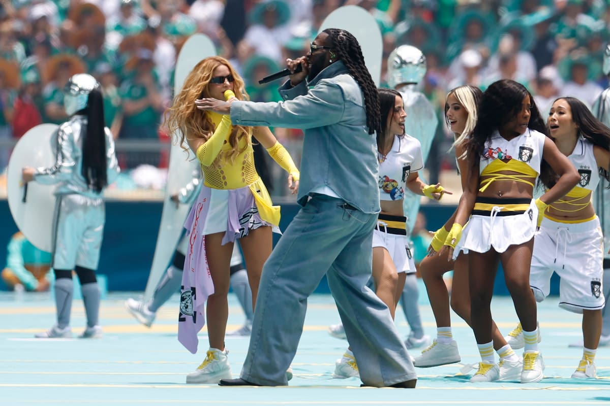 La cantante colombiana Shakira (i) y el nigeriano Burna Boy se presentan en la inauguración del Mundial de la FIFA 2026 este jueves, en el estadio Ciudad de México (México). EFE/ Sashenka Gutiérrez