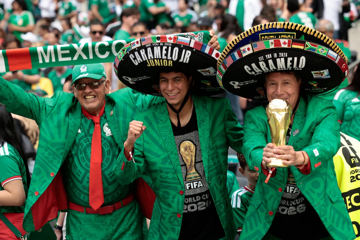 FOTOGALERÍA GR4351. CIUDAD DE MÉXICO (MÉXICO), 11/06/2026.- Aficionados de México reaccionan este jueves, durante la inauguración del Mundial de la FIFA 2026 en el estadio Ciudad de México (México). EFE/ José Méndez
